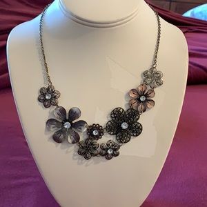 Fashion necklace with multi tone metal.